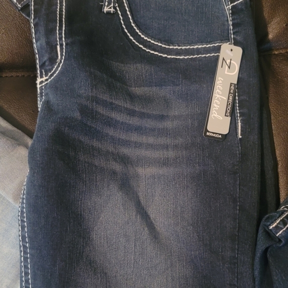 BNWT Bundle of 4 Women's Capris/Shorts - Sizes 6/8 - Picture 16 of 16